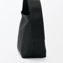 New Muji Bandolera con correa ancha de poliéster reciclado Negro