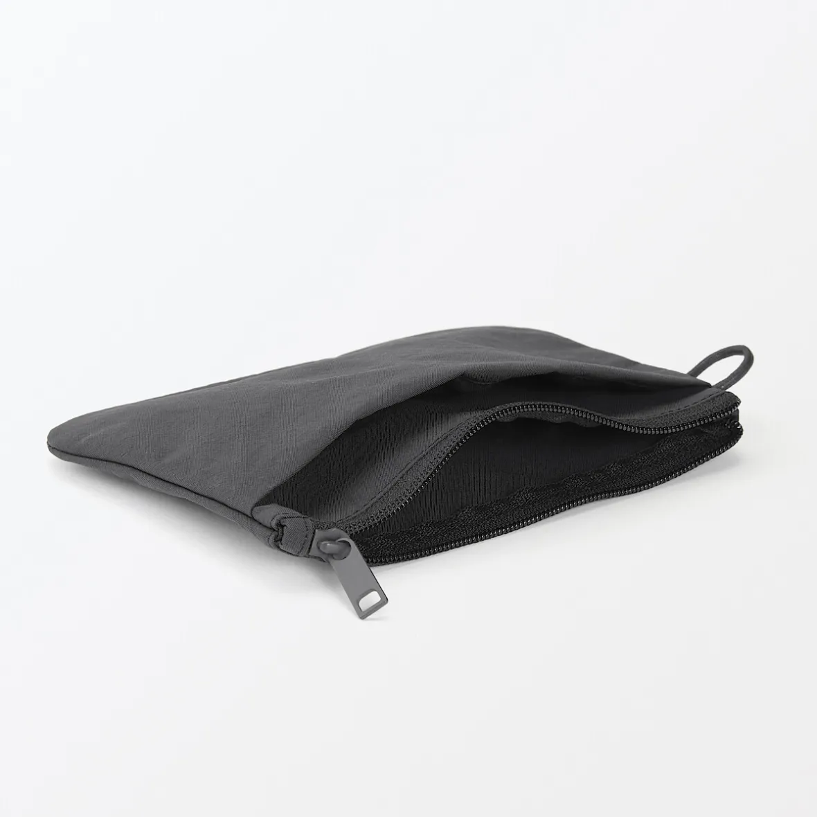 Muji Bolsa de nailon texturizada con cremallera ‐ Mediana