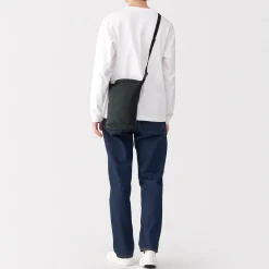 Outlet Muji Bolso bandolera pequeño repelente al agua y plegable Negro