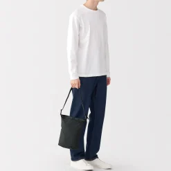 Outlet Muji Bolso bandolera pequeño repelente al agua y plegable Negro