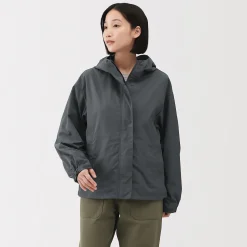 Muji Chaqueta con capucha plegable e impermeable para mujer