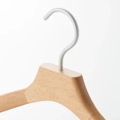 Hot Muji Percha de madera One Colour