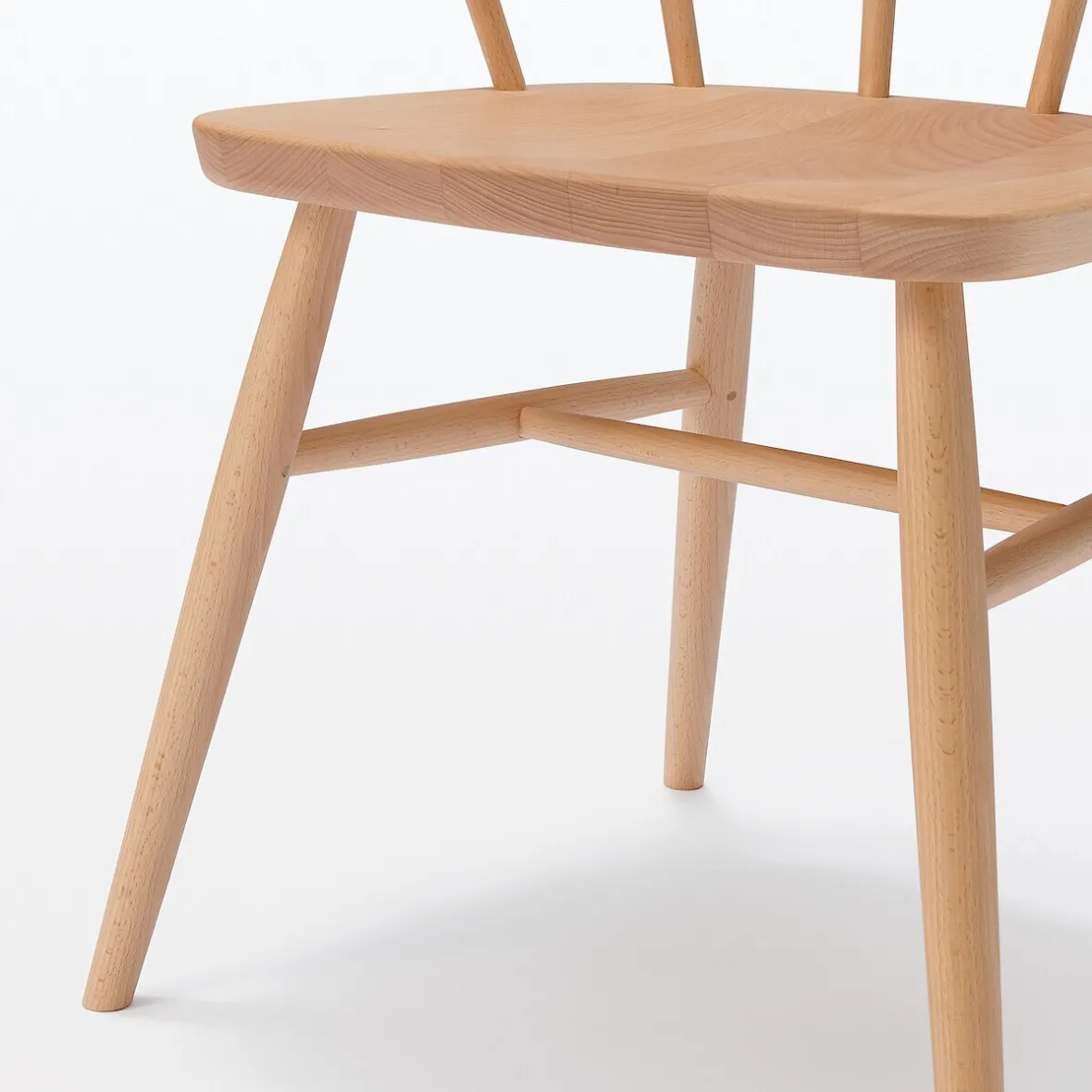 New Muji Silla con brazos y patas redondeadas de haya maciza