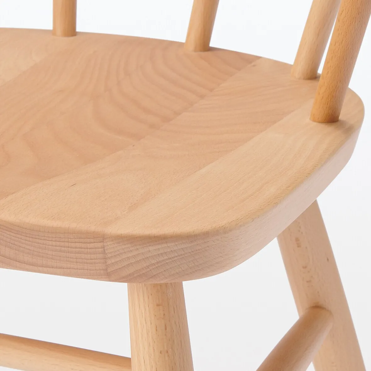New Muji Silla con brazos y patas redondeadas de haya maciza