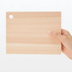 Hot Muji Tabla de cortar de madera de hinoki con agujero para colgar ‐ Pequeña